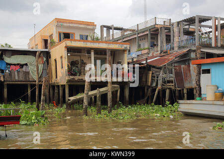 Riverside gestelzt Häuser auf Mekong Delta um Cai Gegend in der Nähe von Saigon Vietnam Stockfoto