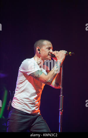 Die amerikanische Rock Band Linkin Park führt ein Live Konzert in der O2 Arena in London. Hier Sänger Chester Bennington ist live auf der Bühne. UK, 23.11.2014. Stockfoto