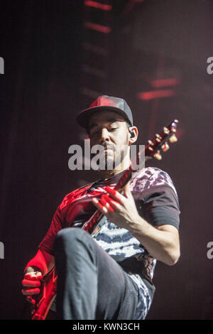 Die amerikanische Rock Band Linkin Park führt ein Live Konzert in der O2 Arena in London. Hier Gitarrist und Rapper Mike Shinoda wird dargestellt, live auf der Bühne. UK, 23.11.2014. Stockfoto