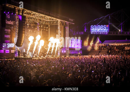 Die amerikanische Hip-Hop-Duo Macklemore & Ryan Lewis eine große Bühnenshow auf ihre Live Gig im deutschen Hip-hop Festival Splash Festival. Feuer Canones nahm ein Teil der Show. Deutschland 2013. Stockfoto