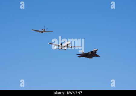 F-22 Raptor, P-51 Mustang, und A-10 Thunderbolt II Fliegen das Erbe Flug am 2017 NAS Jacksonville Airshow. Stockfoto