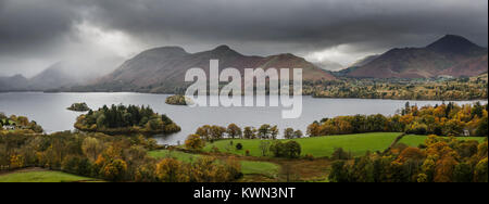 Panoramische Ansicht des Derwent Water in Richtung Katze Glocken aus Castlehead, Keswick, Lake District National Park, Cumbria Stockfoto