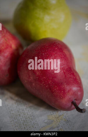 Rote Birnen mit einem grünen Birne. Stockfoto