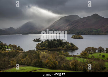 Derwent Water in Richtung Katze Glocken aus Castlehead, Keswick, Lake District National Park, Cumbria Stockfoto