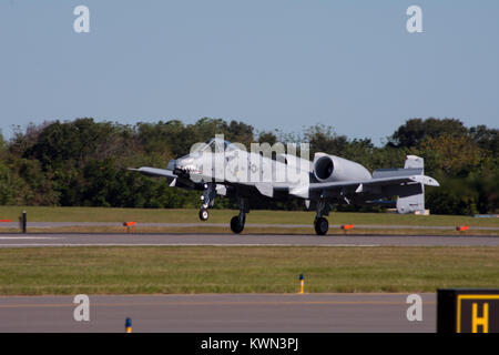 A-10 Thunderbolt II berührt nach einer Flugschau Leistung bei NAS Jacksonville im November 2017. Stockfoto