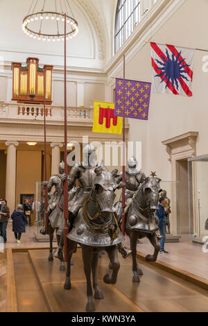 Pferdesport Hof, Waffen und Rüstungen, Metropolitan Museum der Kunst, Manhattan, New York City, USA, Nordamerika Stockfoto