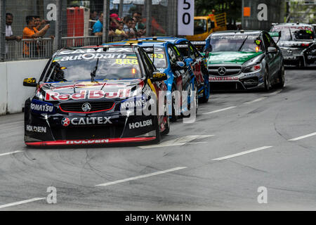 Kuala Lumpur - 8. August: Der erste KL City Grand Prix am 7. August 2015, Kuala Lumpur, Malaysia. Das Rennen führte entlang der bekanntesten Straßen der Capi Stockfoto