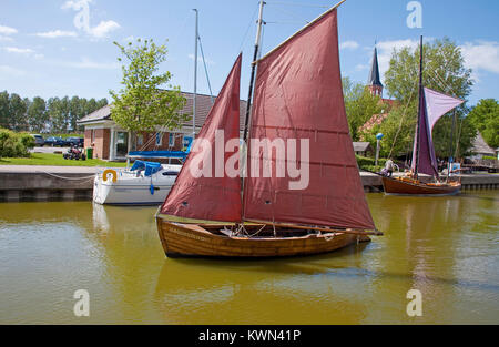 Zeesenboot, traditionelle Segelboote im Hafen von Wustrow, Fishland, Mecklenburg-Vorpommern, Ostsee, Deutschland, Europa Stockfoto