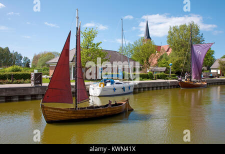 Zeesenboot, traditionelle Segelboote im Hafen von Wustrow, Fishland, Mecklenburg-Vorpommern, Ostsee, Deutschland, Europa Stockfoto
