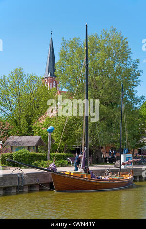 Zeesenboot, einem traditionellen hölzernen Segelboot im Hafen von Wustrow, Fishland, Mecklenburg-Vorpommern, Ostsee, Deutschland, Europa Stockfoto