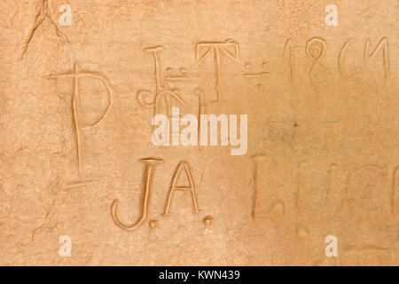 Spanische Inschrift entlang Inschrift Rock Trail, El Morro National Monument, New Mexico Stockfoto