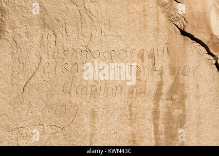 Spanische Inschrift entlang Inschrift Rock Trail, El Morro National Monument, New Mexico Stockfoto