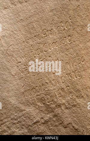 Spanische Inschrift entlang Inschrift Rock Trail, El Morro National Monument, New Mexico Stockfoto