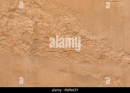 Spanische Inschrift entlang Inschrift Rock Trail, El Morro National Monument, New Mexico Stockfoto