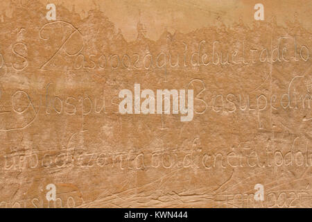 Spanische Inschrift entlang Inschrift Rock Trail, El Morro National Monument, New Mexico Stockfoto