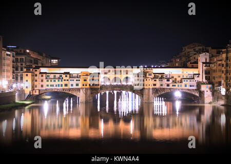 Nacht Blick auf Ponte Vecchio Brücke über den Fluss Arno mit Wasser Reflexion in Florenz, Toskana, Italien Stockfoto