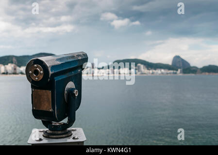 Anzeigen Teleskop mit Blick auf die Copacabana Beach in Rio de Janeiro, Brasilien Stockfoto