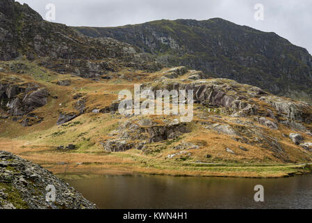 Dramatische Gebirgslandschaft rund um Llyn Cwmorthin, Blaenau Ffestiniog, North Wales. Stockfoto