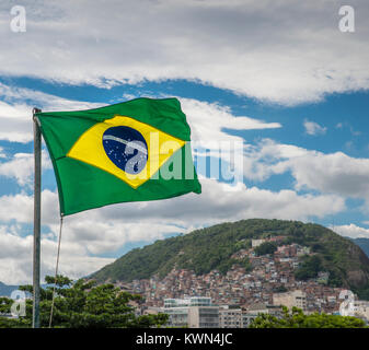 Brasilien ist eines der Ungleichsten Ländern, wenn es um die Kluft zwischen Arm und Reich kommt. In Rio de Janeiro, viele arme Bewohner leben in Favelas clo Stockfoto