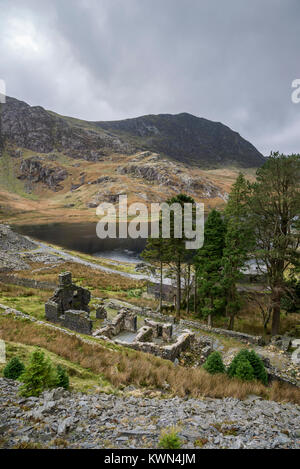 Dramatische Landschaft um Llyn Cwmorthin in der Nähe von Blaenau Ffestiniog, North Wales. Reste der alten Schiefer Steinbrüche von Bergen umgeben ist. Stockfoto