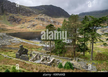 Dramatische Landschaft um Llyn Cwmorthin in der Nähe von Blaenau Ffestiniog, North Wales. Reste der alten Schiefer Steinbrüche von Bergen umgeben ist. Stockfoto