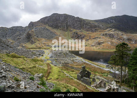 Dramatische Landschaft um Llyn Cwmorthin in der Nähe von Blaenau Ffestiniog, North Wales. Reste der alten Schiefer Steinbrüche von Bergen umgeben ist. Stockfoto