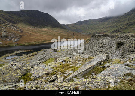 Dramatische Landschaft um Llyn Cwmorthin in der Nähe von Blaenau Ffestiniog, North Wales. Reste der alten Schiefer Steinbrüche von Bergen umgeben ist. Stockfoto