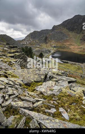 Dramatische Landschaft um Llyn Cwmorthin in der Nähe von Blaenau Ffestiniog, North Wales. Reste der alten Schiefer Steinbrüche von Bergen umgeben ist. Stockfoto