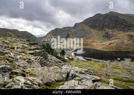 Dramatische Landschaft um Llyn Cwmorthin in der Nähe von Blaenau Ffestiniog, North Wales. Reste der alten Schiefer Steinbrüche von Bergen umgeben ist. Stockfoto