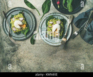 Gesunde vegetarische Frühstück Flachbild-legen. Avocado und pochiertem Ei Toast Stockfoto