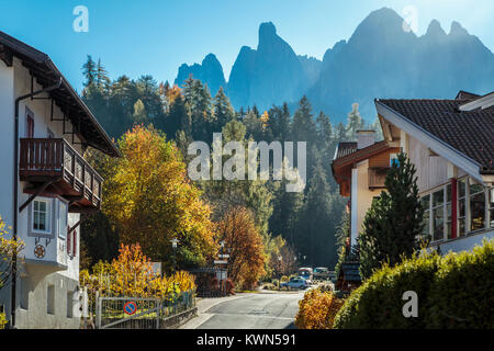 Das Val di Funes Tal und Dorf Santa Maddalena mit Blick auf die Dolomiten, Südtirol, Italien, Europa. Stockfoto