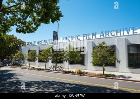 Fassade mit Beschilderung für das Berkeley Art Museum und Pacific Film Archive, außerhalb der UC Berkeley in der Innenstadt von Berkeley, Kalifornien, 14. Juli 2017. Stockfoto