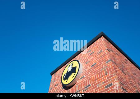 Hohe Ziegelbau mit Logo für die Buffalo Wild Wings Restaurant Kette in der Innenstadt von San Ramon, Kalifornien, 12. Juli 2017. Stockfoto