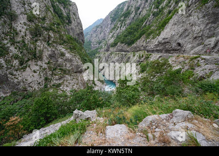 Malerischer Blick auf Moraca-fluss Canyon vom Mountain Road im Licht der trübe Sommer Tag, Montenegro. Stockfoto