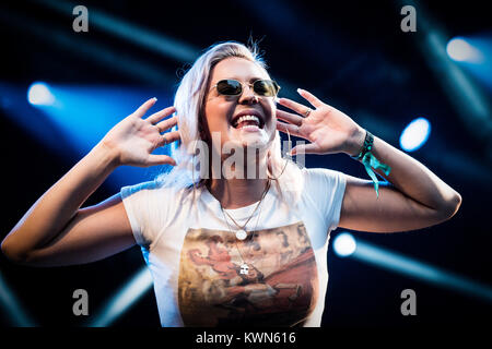 Dänemark, Skanderborg - August 11, 2017. Der britische Sänger, Songwriter und recording artist Anne-Marie führt ein Live Konzert während der dänischen Musik Festival SmukFest 2017. Stockfoto