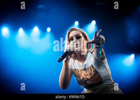 Dänemark, Skanderborg - August 11, 2017. Der britische Sänger, Songwriter und recording artist Anne-Marie führt ein Live Konzert während der dänischen Musik Festival SmukFest 2017. Stockfoto