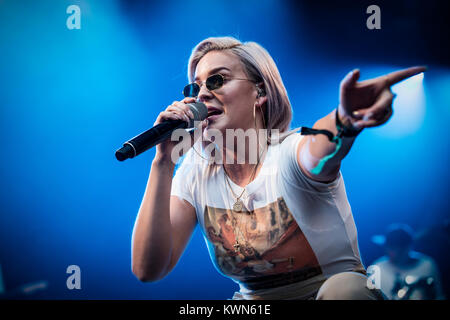 Dänemark, Skanderborg - August 11, 2017. Der britische Sänger, Songwriter und recording artist Anne-Marie führt ein Live Konzert während der dänischen Musik Festival SmukFest 2017. Stockfoto