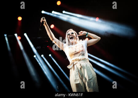 Dänemark, Skanderborg - August 11, 2017. Der britische Sänger, Songwriter und recording artist Anne-Marie führt ein Live Konzert während der dänischen Musik Festival SmukFest 2017. Stockfoto