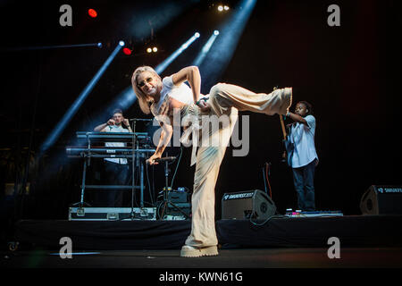 Dänemark, Skanderborg - August 11, 2017. Der britische Sänger, Songwriter und recording artist Anne-Marie führt ein Live Konzert während der dänischen Musik Festival SmukFest 2017. Stockfoto