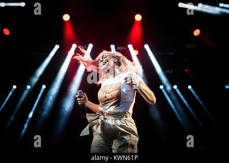 Dänemark, Skanderborg - August 11, 2017. Der britische Sänger, Songwriter und recording artist Anne-Marie führt ein Live Konzert während der dänischen Musik Festival SmukFest 2017. Stockfoto