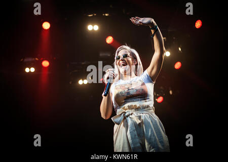 Dänemark, Skanderborg - August 11, 2017. Der britische Sänger, Songwriter und recording artist Anne-Marie führt ein Live Konzert während der dänischen Musik Festival SmukFest 2017. Stockfoto