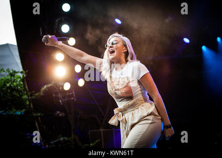 Dänemark, Skanderborg - August 11, 2017. Der britische Sänger, Songwriter und recording artist Anne-Marie führt ein Live Konzert während der dänischen Musik Festival SmukFest 2017. Stockfoto