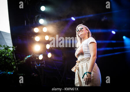 Dänemark, Skanderborg - August 11, 2017. Der britische Sänger, Songwriter und recording artist Anne-Marie führt ein Live Konzert während der dänischen Musik Festival SmukFest 2017. Stockfoto