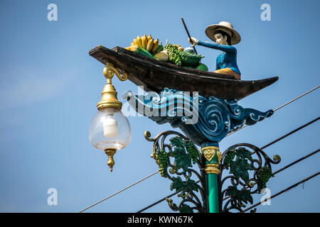 Modell der Thailändischen Händler im Boot auf Lamp Post, Damnoen Saduk schwimmenden Markt, Thailand. Stockfoto