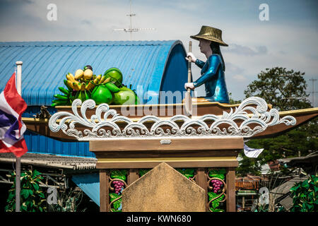 Modell der Thailändischen Händler im Boot über den Kanal Brücke, Damnoen Saduk schwimmenden Markt, Thailand. Stockfoto