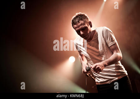 Der Scottish indie pop band Belle und Sebastian führt ein Live Konzert in Falconer Salen in Kopenhagen. Sänger Stuart Murdoch dargestellt mit dem mic in der hand. Dänemark 01/02 2011. Stockfoto