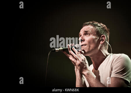 Der Scottish indie pop band Belle und Sebastian führt ein Live Konzert in Falconer Salen in Kopenhagen. Sänger Stuart Murdoch dargestellt mit dem mic in der hand. Dänemark 01/02 2011. Stockfoto