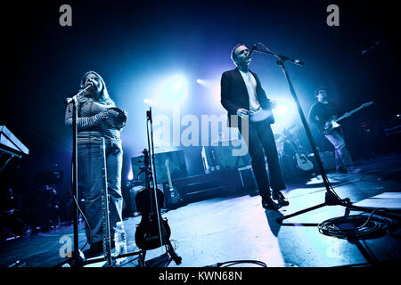 Sänger und Musiker Stuart Murdoch (R) und Sarah Martin (L) abgebildeten live auf der Bühne bei einem Konzert mit den Schottischen indie pop band Belle und Sebastian wer führt bei Falconer Salen in Kopenhagen. Dänemark 01/02 2011. Stockfoto