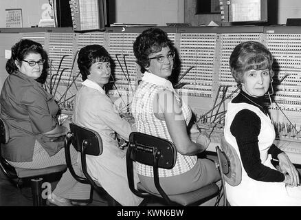 Dieses historische 1974 Foto zeigt eine Reihe von CDC Telefon Betreiber vor einem herkömmlichen Telefonzentrale, 1974. Die CDC beschäftigt rund 8 500 Menschen in über 170 Berufen. Es gibt über 5, 600 hochqualifizierte Experten in der Gegend von Atlanta, und weitere 2, 900 in anderen US-Standorten. (Daten aus dem Jahr 2003 erhoben). Mit freundlicher CDC. Stockfoto