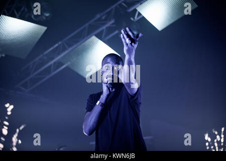 Die britische elektronische Musik duo Chase & Status führt ein Live Konzert bei den Danish Music festival Roskilde Festival 2011. Hier leben die MC Rage wird dargestellt, live auf der Bühne. Dänemark, 30/06 2011. Stockfoto